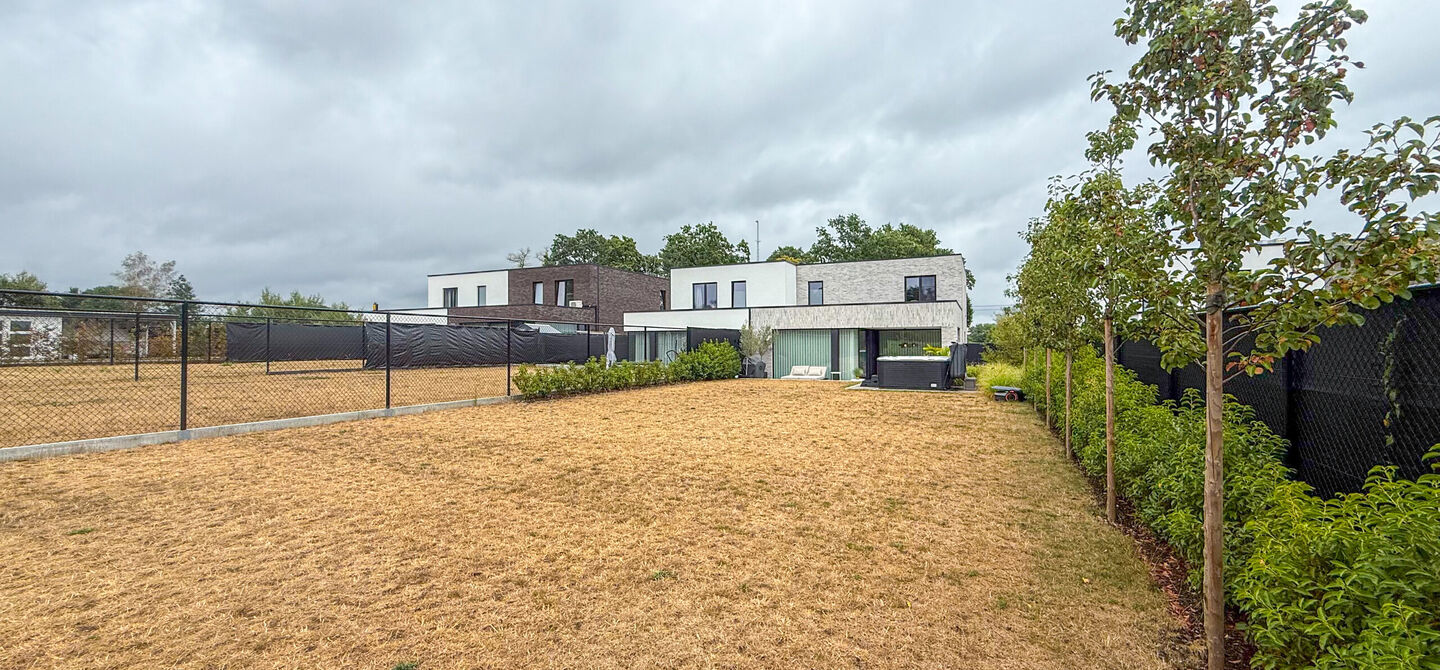 Instapklare woning met het comfort van nieuwbouw, volledig hoogwaardig afgewerkt en gebouwd in 2023, gelegen te Zwanenbergstraat 40 in Paal.
Deze moderne woning combineert een luxueuze afwerking, hedendaags wooncomfort en een uitstekende energieprestatie