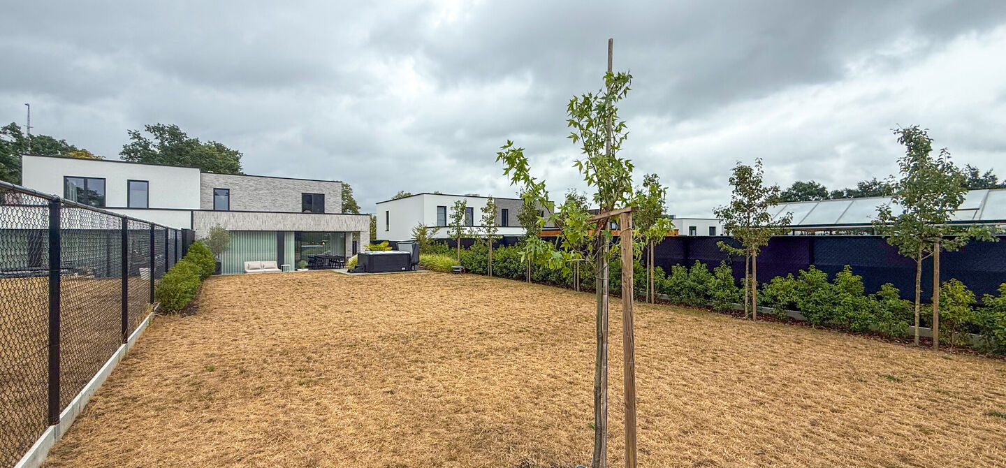 Instapklare woning met het comfort van nieuwbouw, volledig hoogwaardig afgewerkt en gebouwd in 2023, gelegen te Zwanenbergstraat 40 in Paal.
Deze moderne woning combineert een luxueuze afwerking, hedendaags wooncomfort en een uitstekende energieprestatie