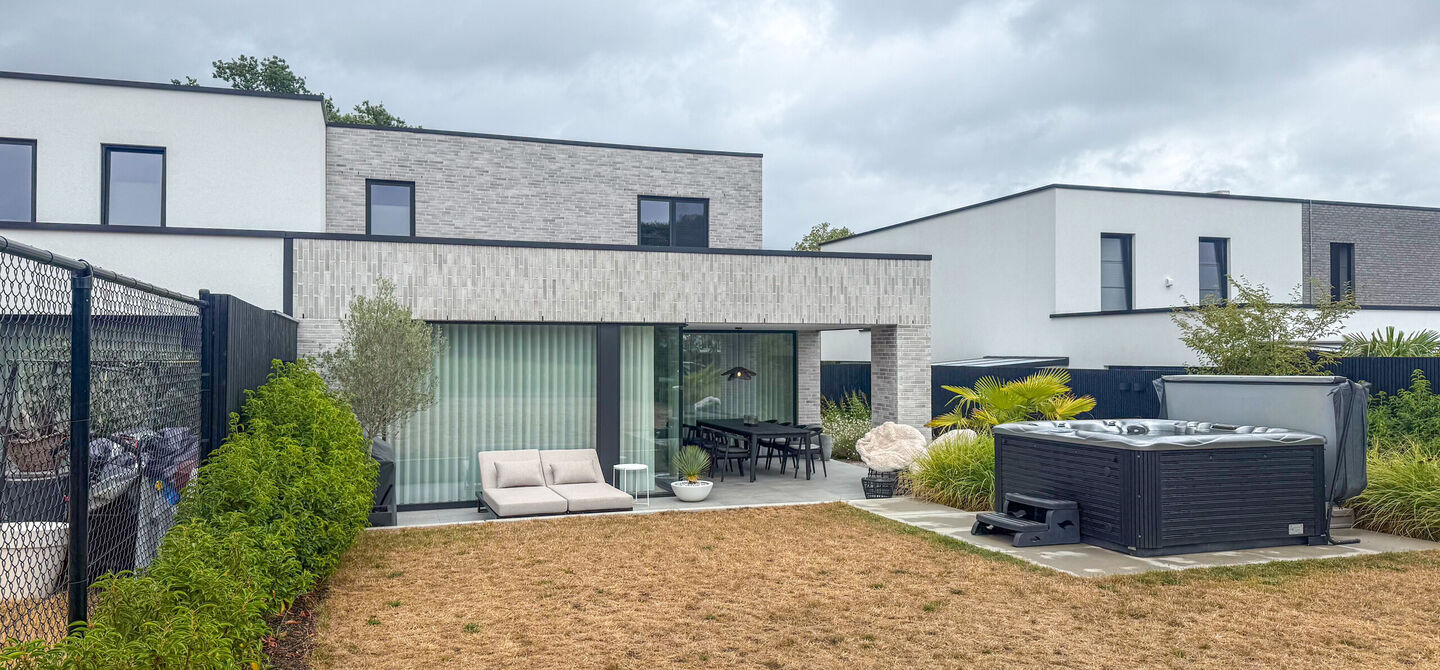 Instapklare woning met het comfort van nieuwbouw, volledig hoogwaardig afgewerkt en gebouwd in 2023, gelegen te Zwanenbergstraat 40 in Paal.
Deze moderne woning combineert een luxueuze afwerking, hedendaags wooncomfort en een uitstekende energieprestatie