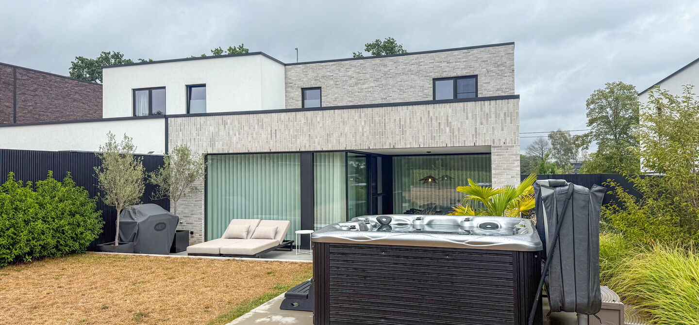 Instapklare woning met het comfort van nieuwbouw, volledig hoogwaardig afgewerkt en gebouwd in 2023, gelegen te Zwanenbergstraat 40 in Paal.
Deze moderne woning combineert een luxueuze afwerking, hedendaags wooncomfort en een uitstekende energieprestatie