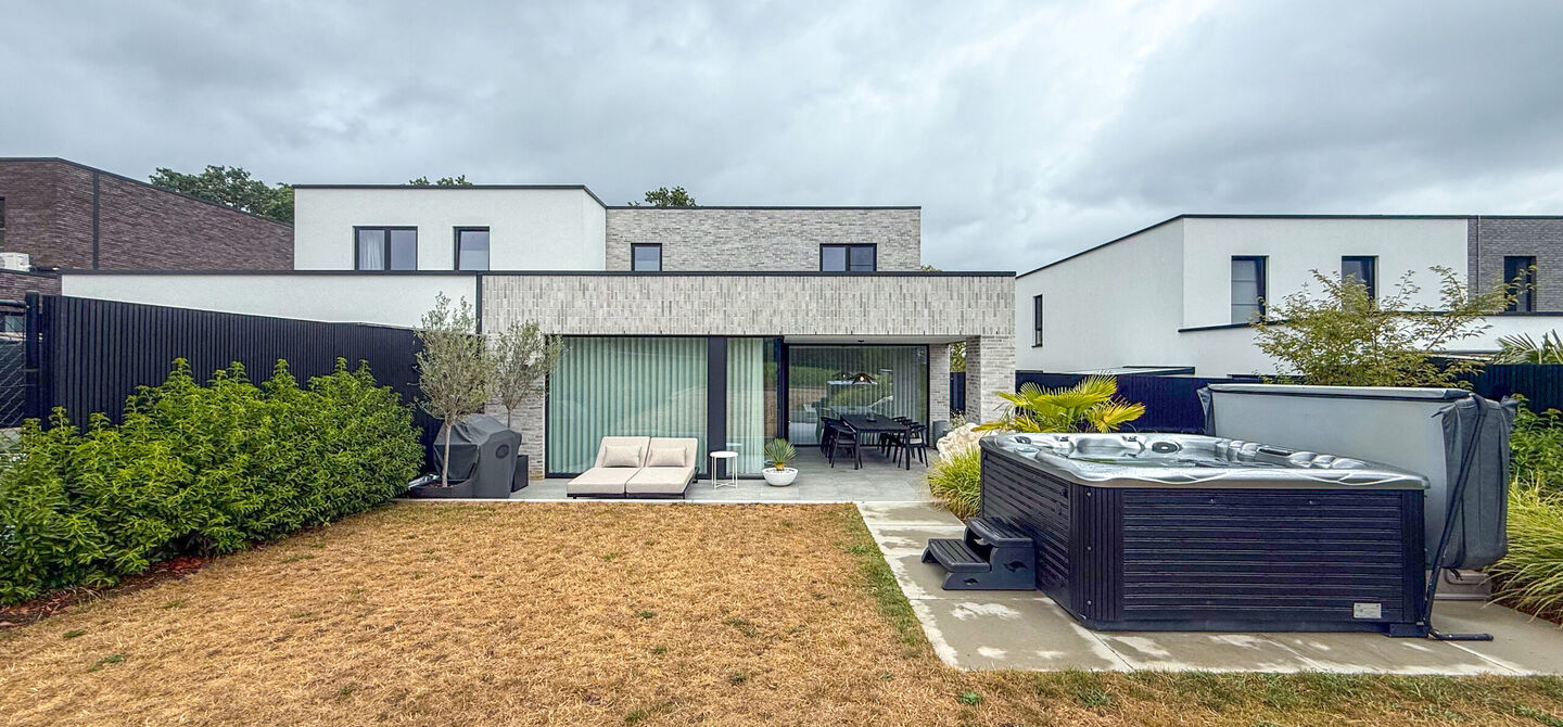 Instapklare woning met het comfort van nieuwbouw, volledig hoogwaardig afgewerkt en gebouwd in 2023, gelegen te Zwanenbergstraat 40 in Paal.
Deze moderne woning combineert een luxueuze afwerking, hedendaags wooncomfort en een uitstekende energieprestatie