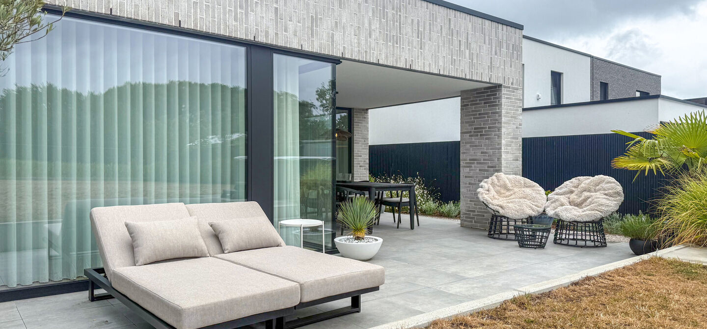 Instapklare woning met het comfort van nieuwbouw, volledig hoogwaardig afgewerkt en gebouwd in 2023, gelegen te Zwanenbergstraat 40 in Paal.
Deze moderne woning combineert een luxueuze afwerking, hedendaags wooncomfort en een uitstekende energieprestatie