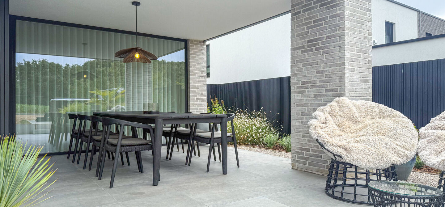 Instapklare woning met het comfort van nieuwbouw, volledig hoogwaardig afgewerkt en gebouwd in 2023, gelegen te Zwanenbergstraat 40 in Paal.
Deze moderne woning combineert een luxueuze afwerking, hedendaags wooncomfort en een uitstekende energieprestatie