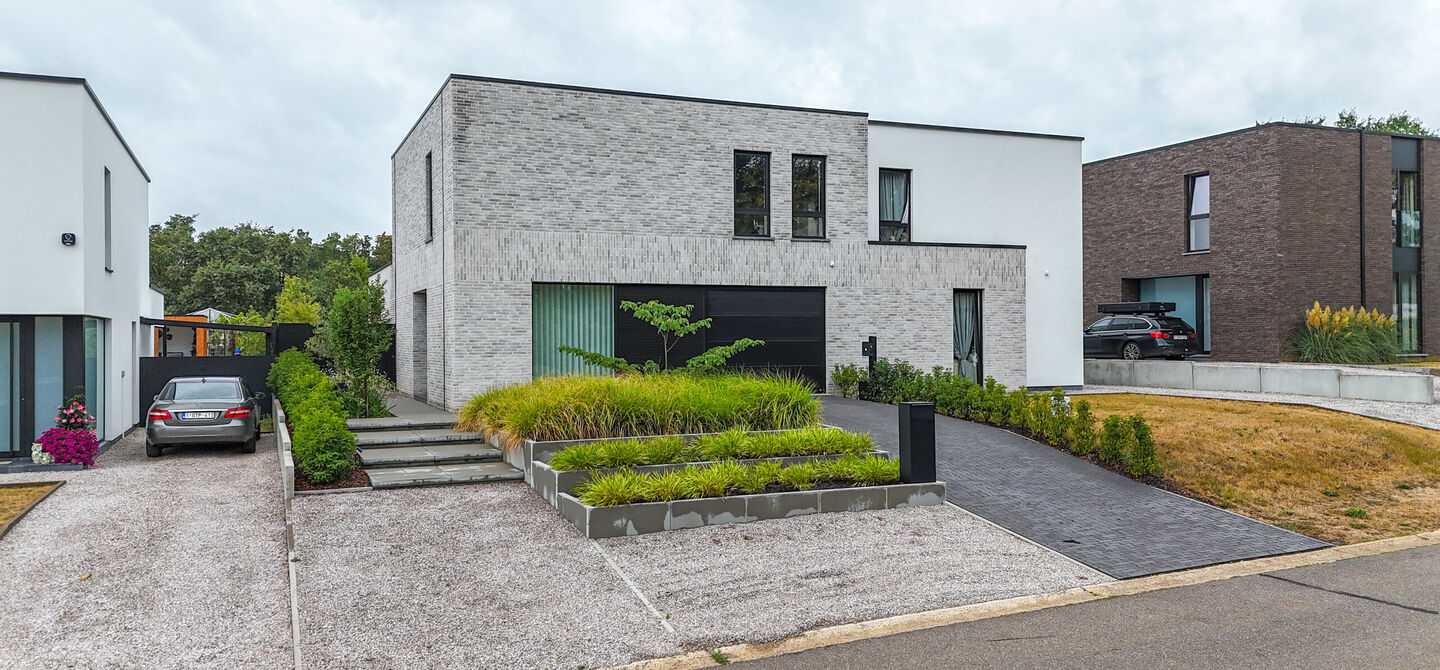 Instapklare woning met het comfort van nieuwbouw, volledig hoogwaardig afgewerkt en gebouwd in 2023, gelegen te Zwanenbergstraat 40 in Paal.
Deze moderne woning combineert een luxueuze afwerking, hedendaags wooncomfort en een uitstekende energieprestatie