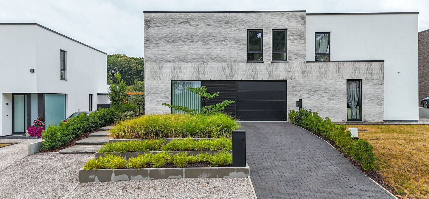 Instapklare woning met het comfort van nieuwbouw, volledig hoogwaardig afgewerkt en gebouwd in 2023, gelegen te Zwanenbergstraat 40 in Paal.
Deze moderne woning combineert een luxueuze afwerking, hedendaags wooncomfort en een uitstekende energieprestatie