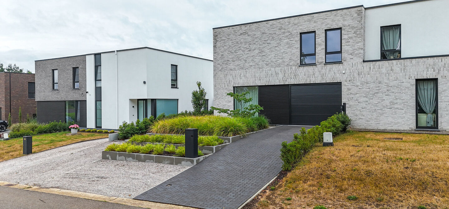 Instapklare woning met het comfort van nieuwbouw, volledig hoogwaardig afgewerkt en gebouwd in 2023, gelegen te Zwanenbergstraat 40 in Paal.
Deze moderne woning combineert een luxueuze afwerking, hedendaags wooncomfort en een uitstekende energieprestatie