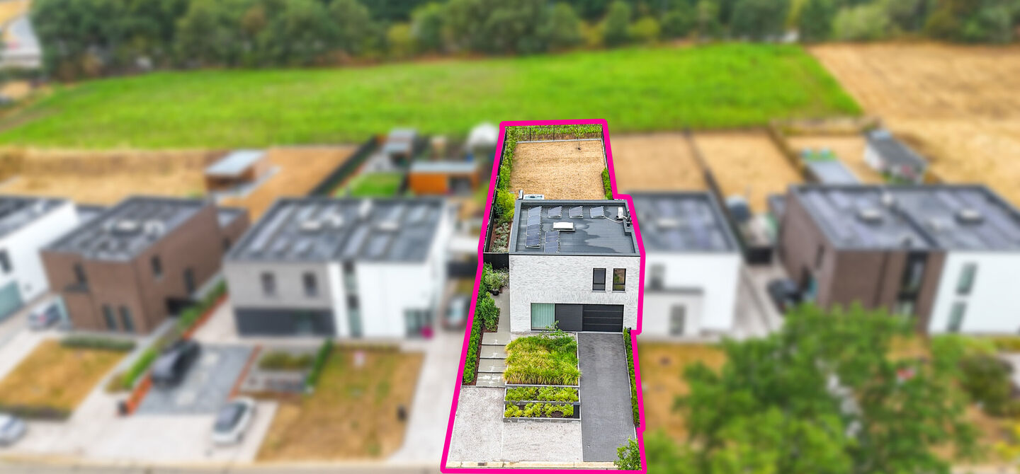 Instapklare woning met het comfort van nieuwbouw, volledig hoogwaardig afgewerkt en gebouwd in 2023, gelegen te Zwanenbergstraat 40 in Paal.
Deze moderne woning combineert een luxueuze afwerking, hedendaags wooncomfort en een uitstekende energieprestatie