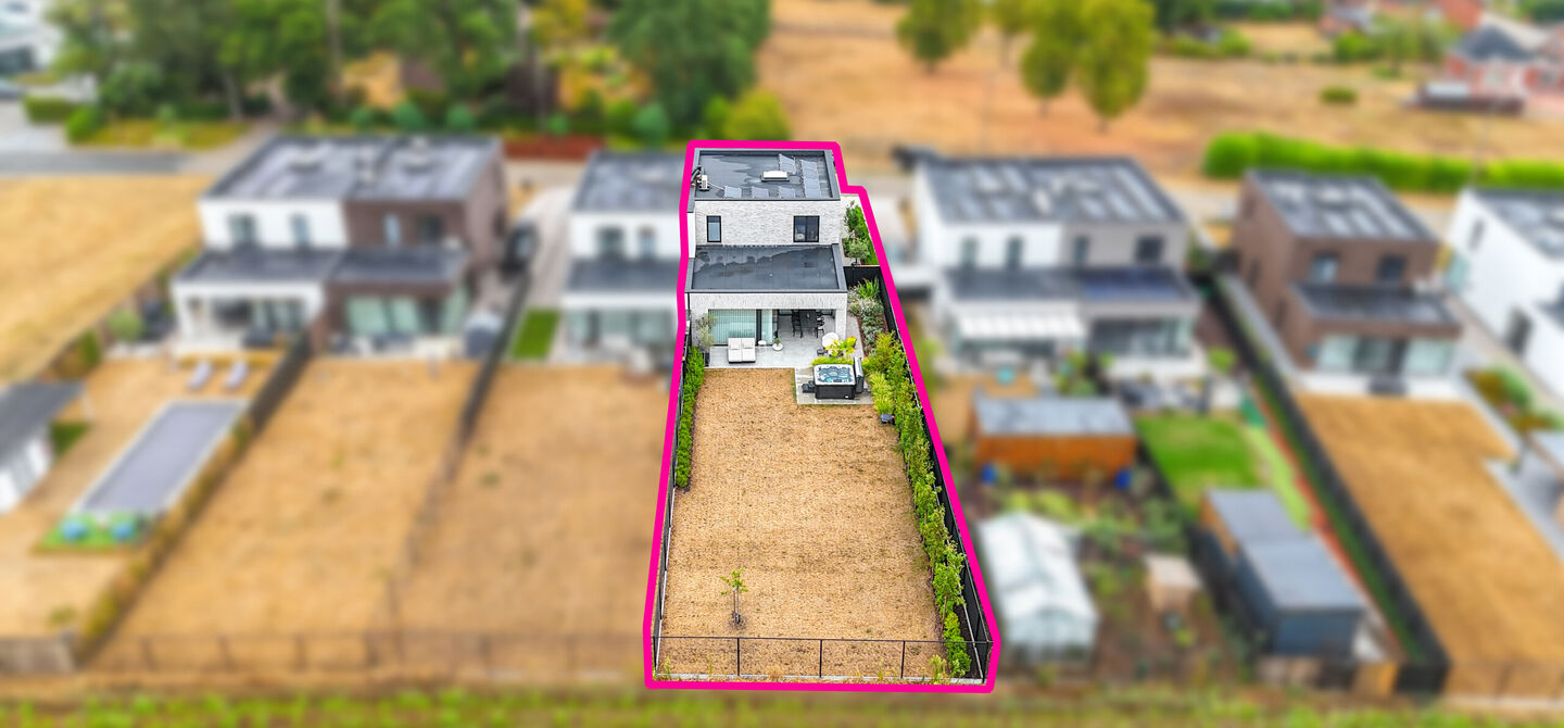 Instapklare woning met het comfort van nieuwbouw, volledig hoogwaardig afgewerkt en gebouwd in 2023, gelegen te Zwanenbergstraat 40 in Paal.
Deze moderne woning combineert een luxueuze afwerking, hedendaags wooncomfort en een uitstekende energieprestatie
