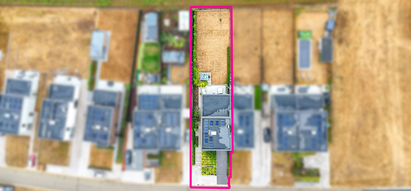 Instapklare woning met het comfort van nieuwbouw, volledig hoogwaardig afgewerkt en gebouwd in 2023, gelegen te Zwanenbergstraat 40 in Paal.
Deze moderne woning combineert een luxueuze afwerking, hedendaags wooncomfort en een uitstekende energieprestatie