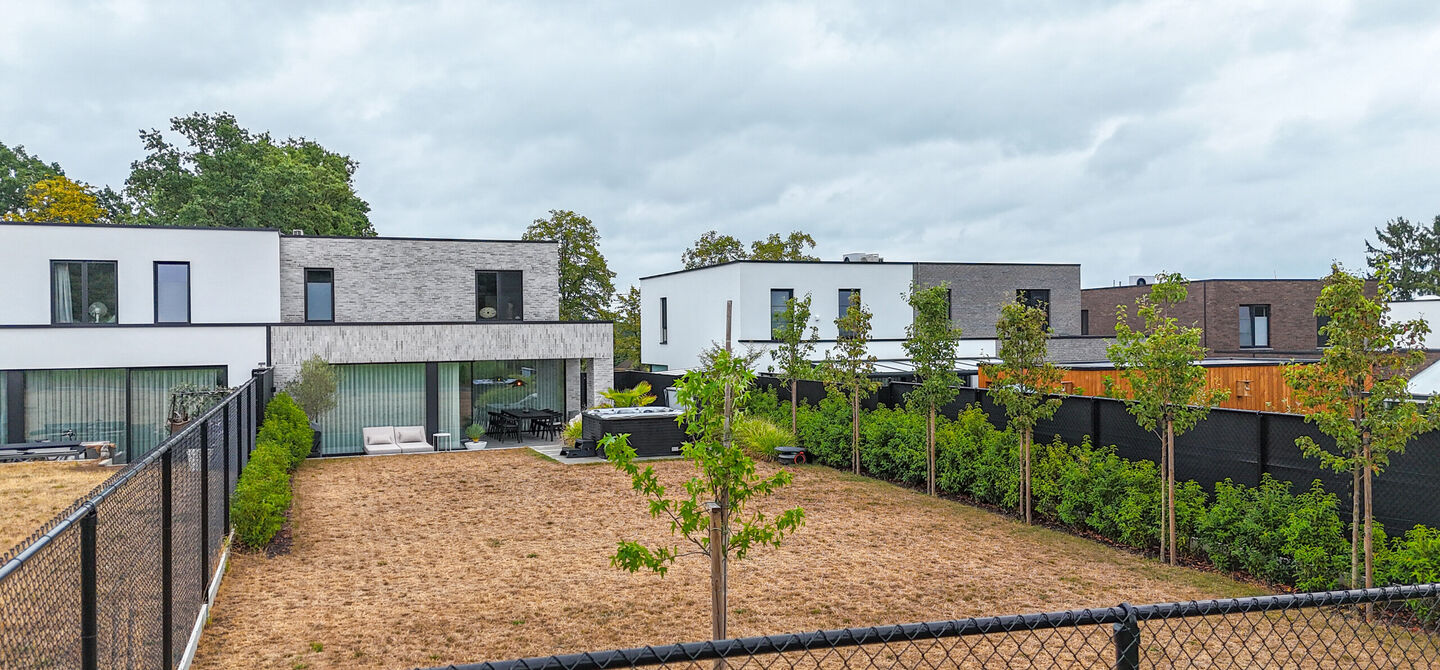 Instapklare woning met het comfort van nieuwbouw, volledig hoogwaardig afgewerkt en gebouwd in 2023, gelegen te Zwanenbergstraat 40 in Paal.
Deze moderne woning combineert een luxueuze afwerking, hedendaags wooncomfort en een uitstekende energieprestatie