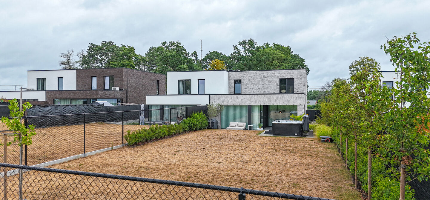 Instapklare woning met het comfort van nieuwbouw, volledig hoogwaardig afgewerkt en gebouwd in 2023, gelegen te Zwanenbergstraat 40 in Paal.
Deze moderne woning combineert een luxueuze afwerking, hedendaags wooncomfort en een uitstekende energieprestatie