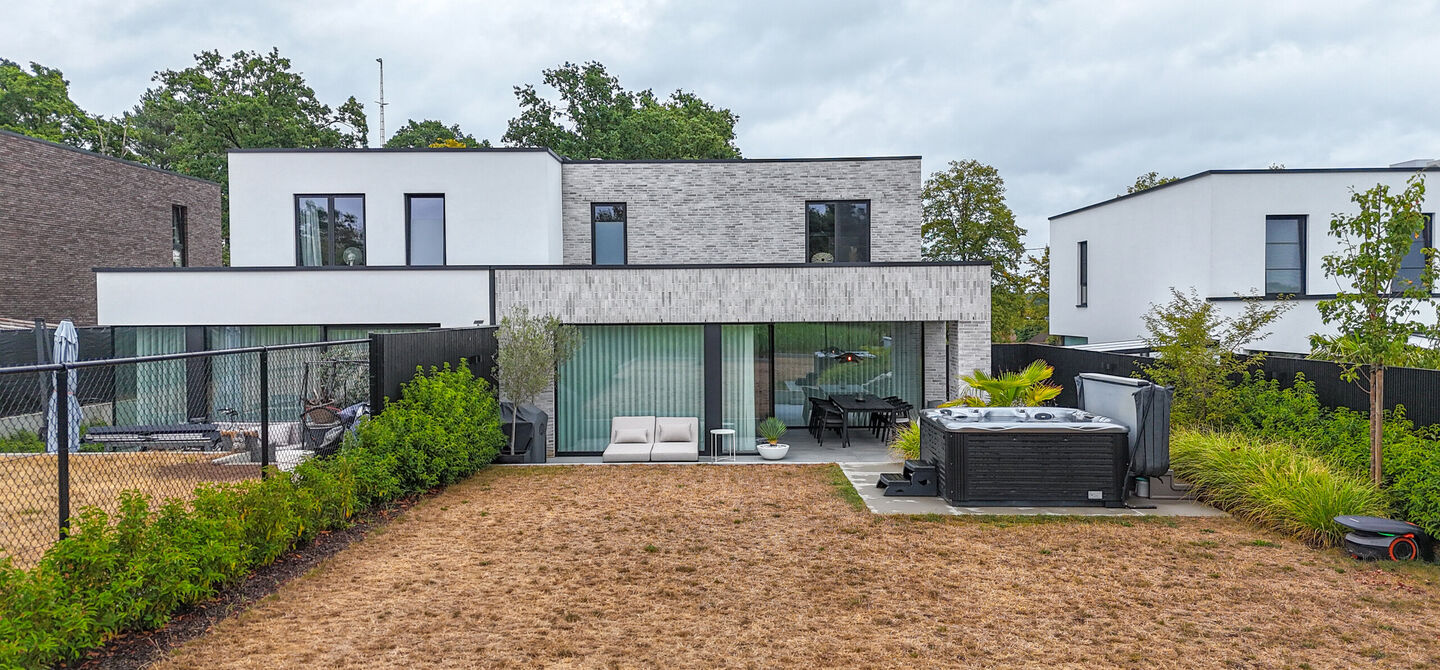 Instapklare woning met het comfort van nieuwbouw, volledig hoogwaardig afgewerkt en gebouwd in 2023, gelegen te Zwanenbergstraat 40 in Paal.
Deze moderne woning combineert een luxueuze afwerking, hedendaags wooncomfort en een uitstekende energieprestatie
