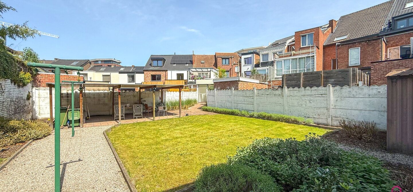 Bij ImmoFusion 7/7 “open huis”: klik op onze 3D-TOUR.
Ervaar vastgoed alsof je er zelf doorloopt!

Welkom in deze verrassend ruime en instapklare gezinswoning in het bruisende centrum van Hasselt, gelegen op het adres Spoorwegstraat 2. Deze volledig o