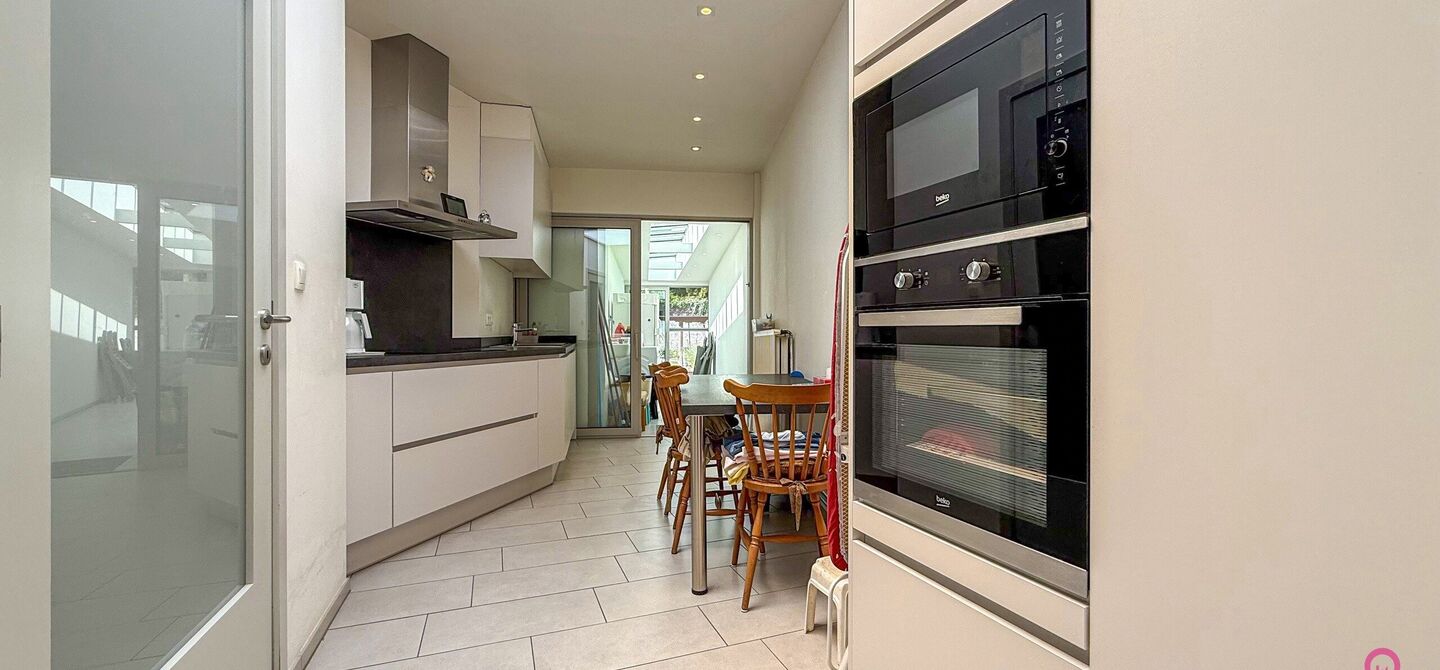 Bij ImmoFusion 7/7 “open huis”: klik op onze 3D-TOUR.
Ervaar vastgoed alsof je er zelf doorloopt!

Welkom in deze verrassend ruime en instapklare gezinswoning in het bruisende centrum van Hasselt, gelegen op het adres Spoorwegstraat 2. Deze volledig o