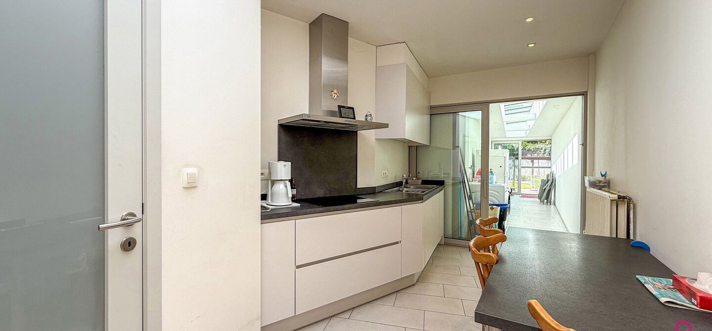 Bij ImmoFusion 7/7 “open huis”: klik op onze 3D-TOUR.
Ervaar vastgoed alsof je er zelf doorloopt!

Welkom in deze verrassend ruime en instapklare gezinswoning in het bruisende centrum van Hasselt, gelegen op het adres Spoorwegstraat 2. Deze volledig o