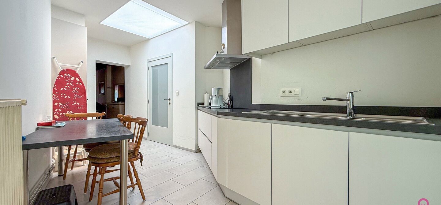 Bij ImmoFusion 7/7 “open huis”: klik op onze 3D-TOUR.
Ervaar vastgoed alsof je er zelf doorloopt!

Welkom in deze verrassend ruime en instapklare gezinswoning in het bruisende centrum van Hasselt, gelegen op het adres Spoorwegstraat 2. Deze volledig o