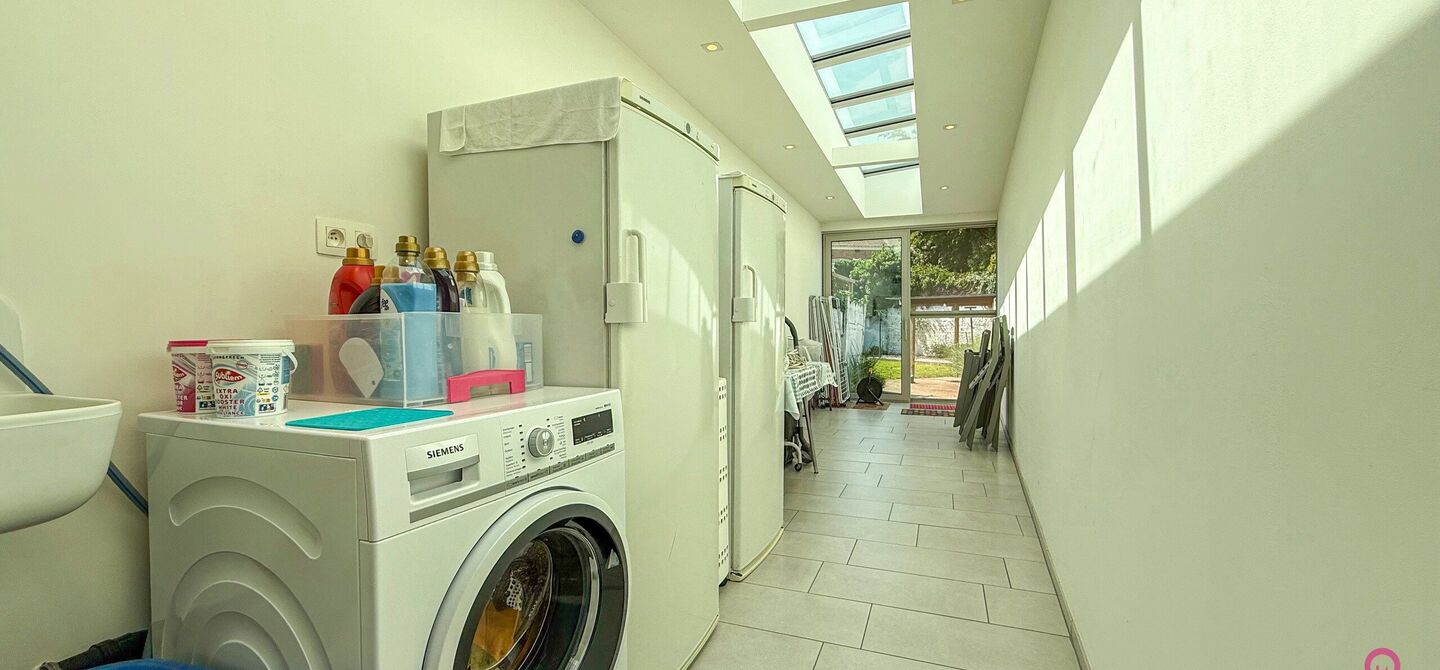 Bij ImmoFusion 7/7 “open huis”: klik op onze 3D-TOUR.
Ervaar vastgoed alsof je er zelf doorloopt!

Welkom in deze verrassend ruime en instapklare gezinswoning in het bruisende centrum van Hasselt, gelegen op het adres Spoorwegstraat 2. Deze volledig o