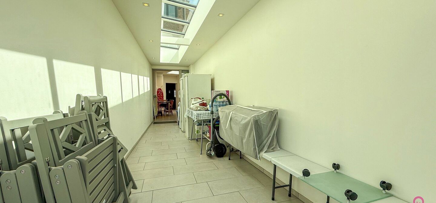 Bij ImmoFusion 7/7 “open huis”: klik op onze 3D-TOUR.
Ervaar vastgoed alsof je er zelf doorloopt!

Welkom in deze verrassend ruime en instapklare gezinswoning in het bruisende centrum van Hasselt, gelegen op het adres Spoorwegstraat 2. Deze volledig o