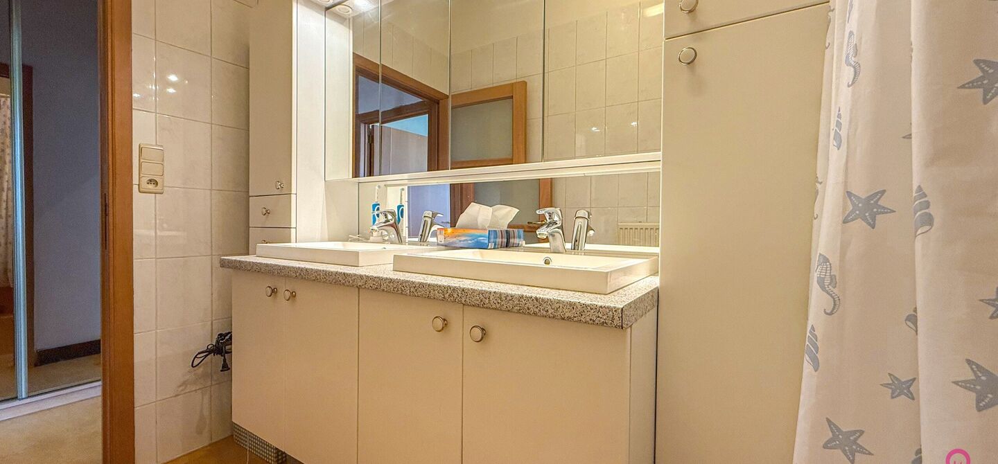 Bij ImmoFusion 7/7 “open huis”: klik op onze 3D-TOUR.
Ervaar vastgoed alsof je er zelf doorloopt!

Welkom in deze verrassend ruime en instapklare gezinswoning in het bruisende centrum van Hasselt, gelegen op het adres Spoorwegstraat 2. Deze volledig o