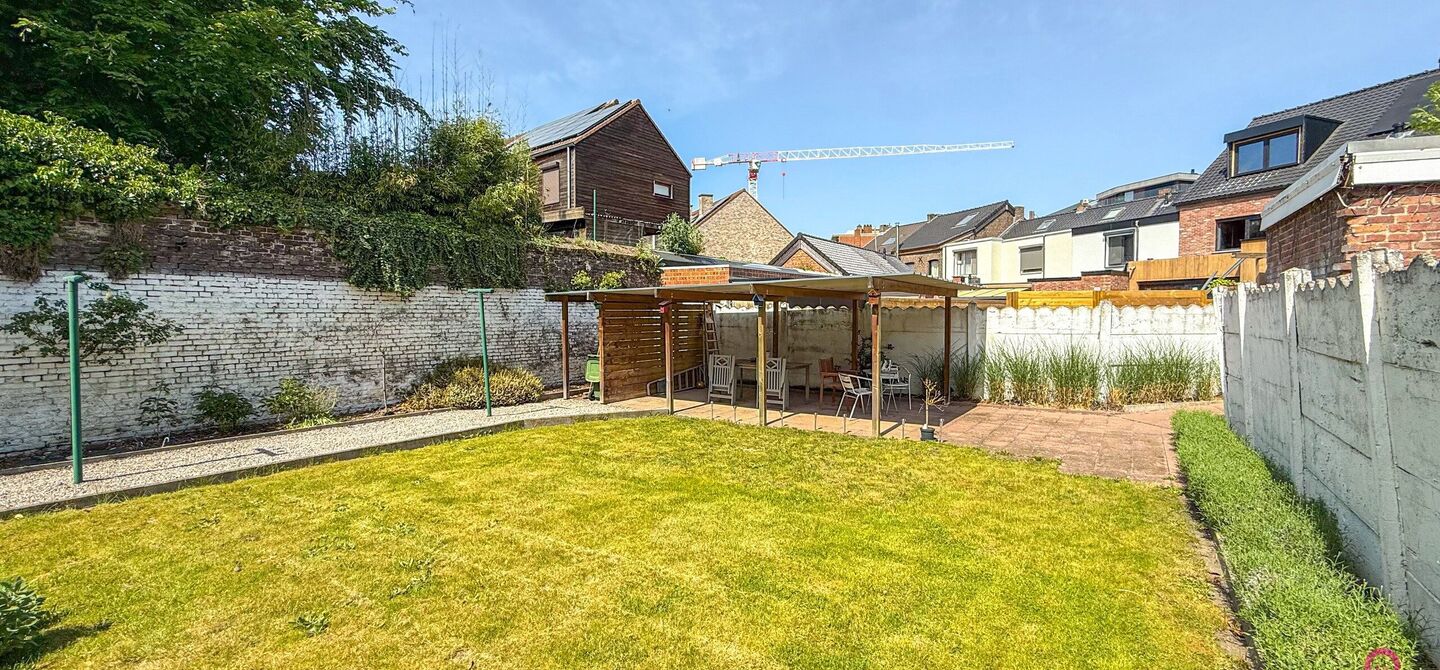 Bij ImmoFusion 7/7 “open huis”: klik op onze 3D-TOUR.
Ervaar vastgoed alsof je er zelf doorloopt!

Welkom in deze verrassend ruime en instapklare gezinswoning in het bruisende centrum van Hasselt, gelegen op het adres Spoorwegstraat 2. Deze volledig o