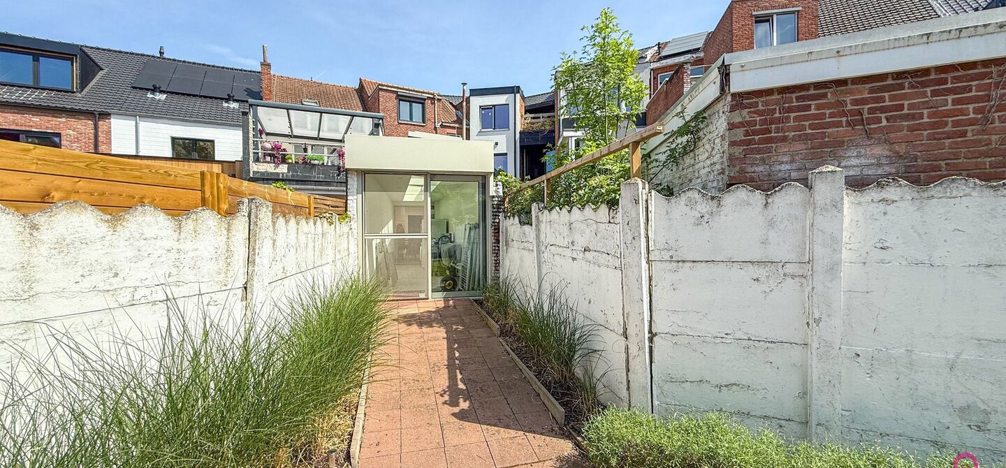Bij ImmoFusion 7/7 “open huis”: klik op onze 3D-TOUR.
Ervaar vastgoed alsof je er zelf doorloopt!

Welkom in deze verrassend ruime en instapklare gezinswoning in het bruisende centrum van Hasselt, gelegen op het adres Spoorwegstraat 2. Deze volledig o