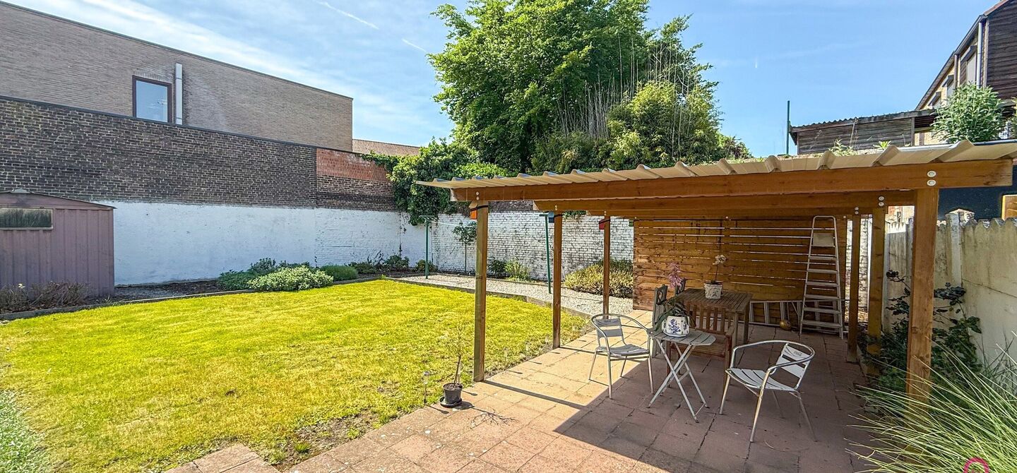 Bij ImmoFusion 7/7 “open huis”: klik op onze 3D-TOUR.
Ervaar vastgoed alsof je er zelf doorloopt!

Welkom in deze verrassend ruime en instapklare gezinswoning in het bruisende centrum van Hasselt, gelegen op het adres Spoorwegstraat 2. Deze volledig o