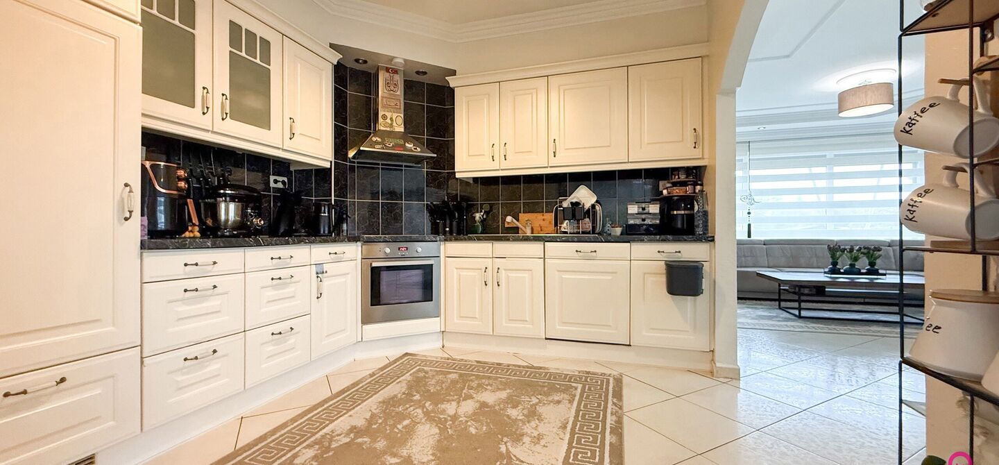 Bij ImmoFusion 7/7 &ldquo;open huis&rdquo;: klik op onze 3D-TOUR.
Ervaar vastgoed alsof je er zelf doorloopt!

Ontdek deze charmante open bebouwing aan de Edward Staintonstraat 17 in Heusden-Zolder, perfect gelegen in het centrum van Heusden. Deze woning met een 