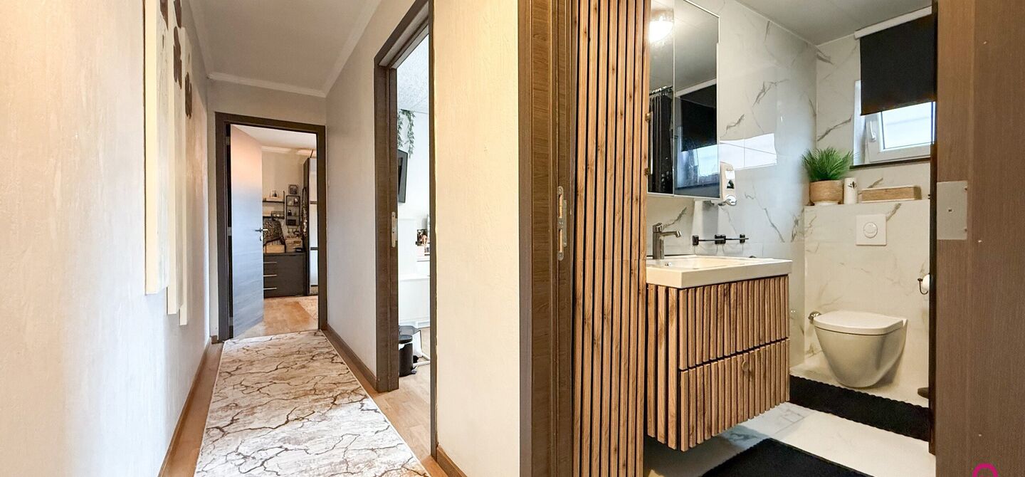 Bij ImmoFusion 7/7 &ldquo;open huis&rdquo;: klik op onze 3D-TOUR.
Ervaar vastgoed alsof je er zelf doorloopt!

Ontdek deze charmante open bebouwing aan de Edward Staintonstraat 17 in Heusden-Zolder, perfect gelegen in het centrum van Heusden. Deze woning met een 