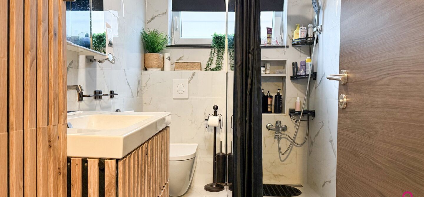 Bij ImmoFusion 7/7 &ldquo;open huis&rdquo;: klik op onze 3D-TOUR.
Ervaar vastgoed alsof je er zelf doorloopt!

Ontdek deze charmante open bebouwing aan de Edward Staintonstraat 17 in Heusden-Zolder, perfect gelegen in het centrum van Heusden. Deze woning met een 