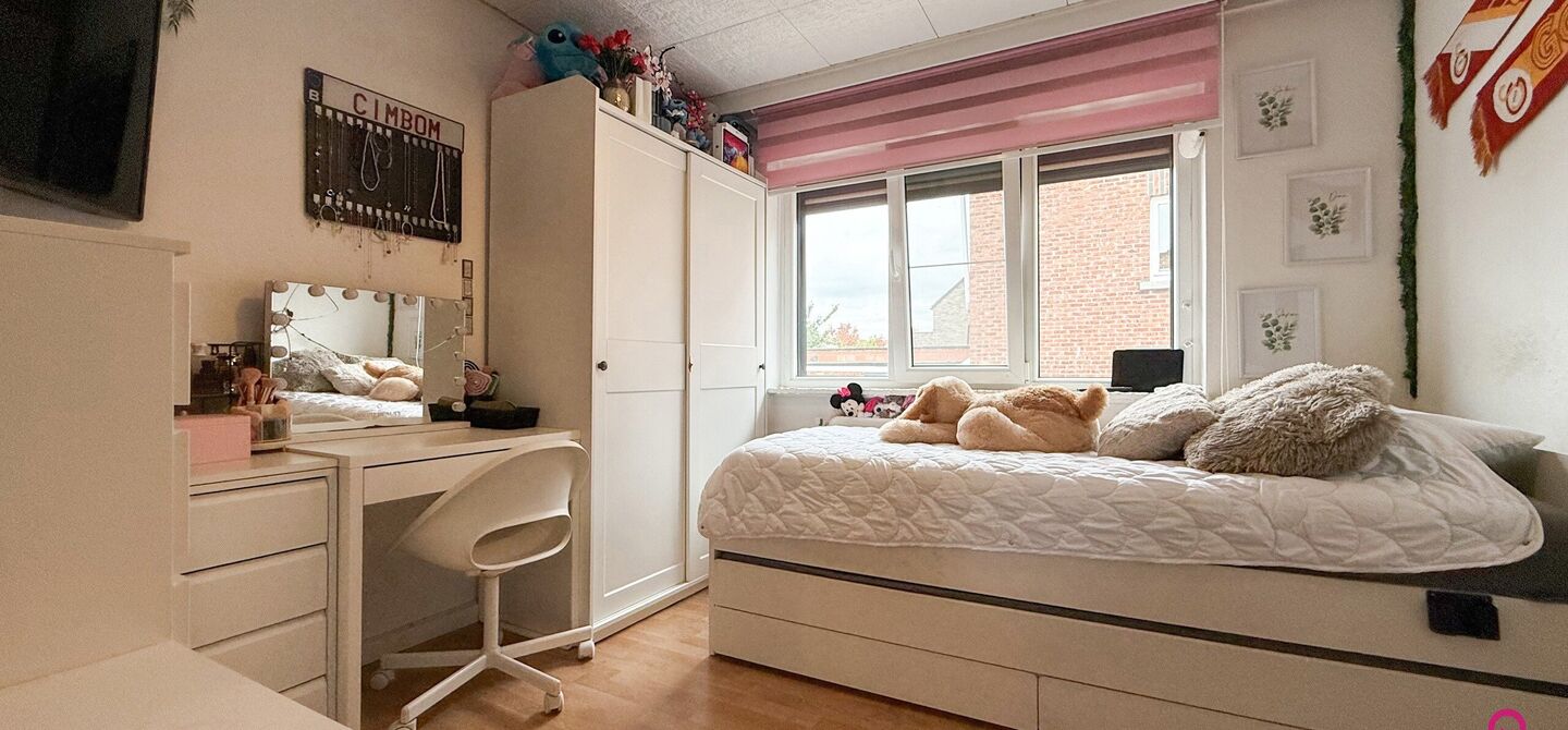 Bij ImmoFusion 7/7 &ldquo;open huis&rdquo;: klik op onze 3D-TOUR.
Ervaar vastgoed alsof je er zelf doorloopt!

Ontdek deze charmante open bebouwing aan de Edward Staintonstraat 17 in Heusden-Zolder, perfect gelegen in het centrum van Heusden. Deze woning met een 