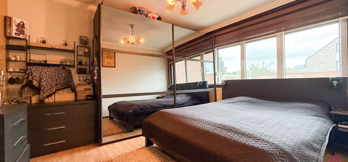 Bij ImmoFusion 7/7 &ldquo;open huis&rdquo;: klik op onze 3D-TOUR.
Ervaar vastgoed alsof je er zelf doorloopt!

Ontdek deze charmante open bebouwing aan de Edward Staintonstraat 17 in Heusden-Zolder, perfect gelegen in het centrum van Heusden. Deze woning met een 