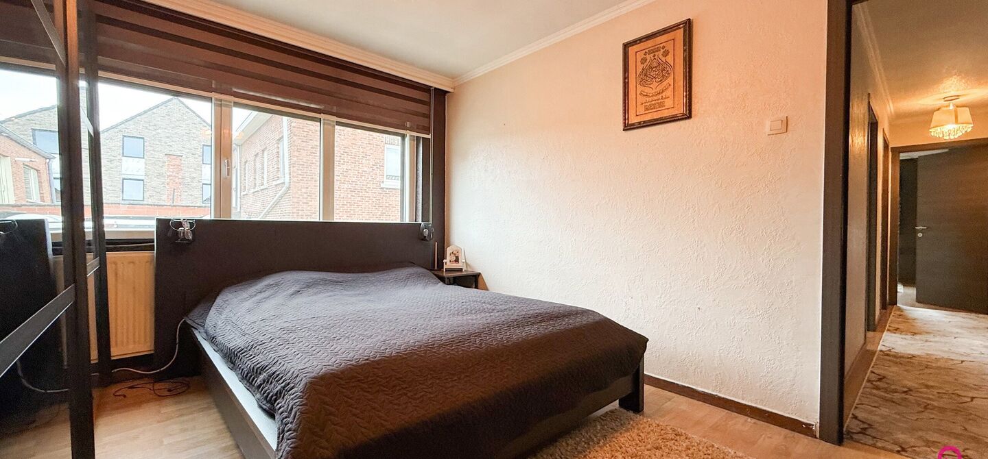 Bij ImmoFusion 7/7 &ldquo;open huis&rdquo;: klik op onze 3D-TOUR.
Ervaar vastgoed alsof je er zelf doorloopt!

Ontdek deze charmante open bebouwing aan de Edward Staintonstraat 17 in Heusden-Zolder, perfect gelegen in het centrum van Heusden. Deze woning met een 