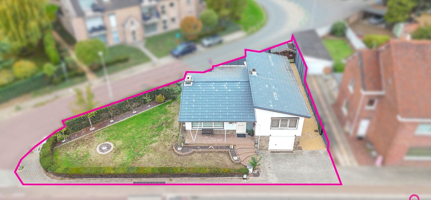 Bij ImmoFusion 7/7 &ldquo;open huis&rdquo;: klik op onze 3D-TOUR.
Ervaar vastgoed alsof je er zelf doorloopt!

Ontdek deze charmante open bebouwing aan de Edward Staintonstraat 17 in Heusden-Zolder, perfect gelegen in het centrum van Heusden. Deze woning met een 