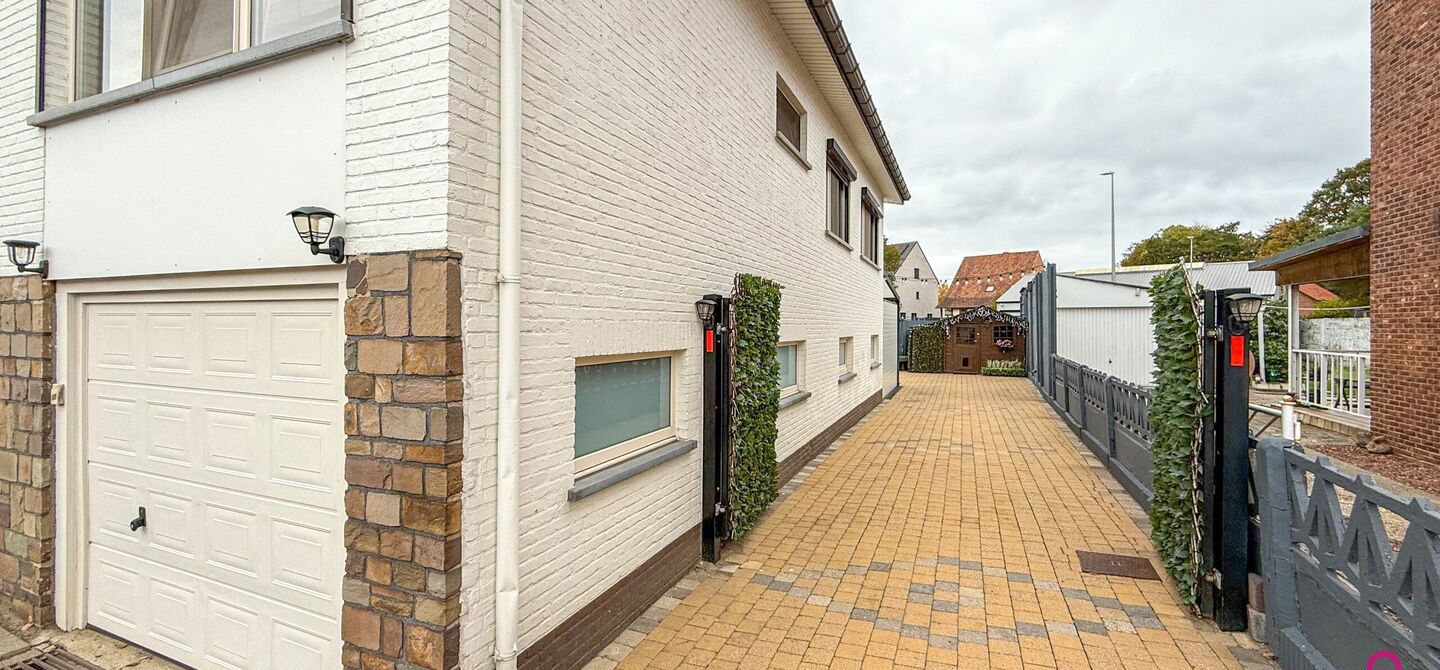 Bij ImmoFusion 7/7 &ldquo;open huis&rdquo;: klik op onze 3D-TOUR.
Ervaar vastgoed alsof je er zelf doorloopt!

Ontdek deze charmante open bebouwing aan de Edward Staintonstraat 17 in Heusden-Zolder, perfect gelegen in het centrum van Heusden. Deze woning met een 