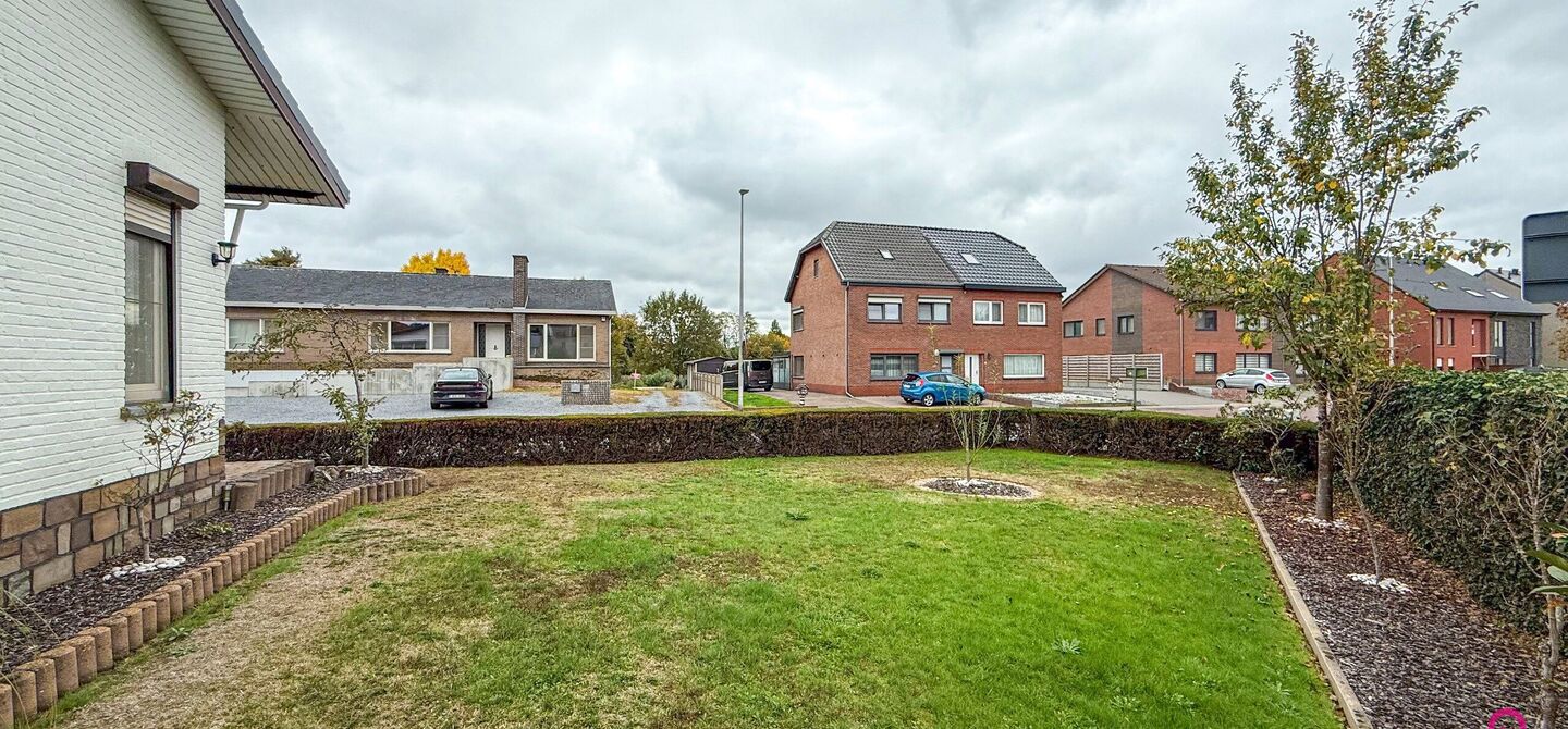 Bij ImmoFusion 7/7 &ldquo;open huis&rdquo;: klik op onze 3D-TOUR.
Ervaar vastgoed alsof je er zelf doorloopt!

Ontdek deze charmante open bebouwing aan de Edward Staintonstraat 17 in Heusden-Zolder, perfect gelegen in het centrum van Heusden. Deze woning met een 