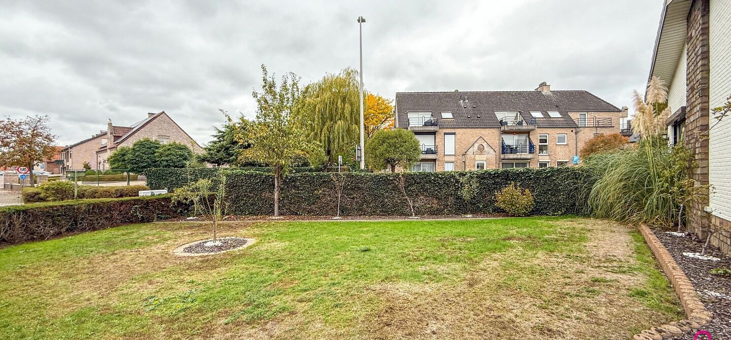 Bij ImmoFusion 7/7 &ldquo;open huis&rdquo;: klik op onze 3D-TOUR.
Ervaar vastgoed alsof je er zelf doorloopt!

Ontdek deze charmante open bebouwing aan de Edward Staintonstraat 17 in Heusden-Zolder, perfect gelegen in het centrum van Heusden. Deze woning met een 