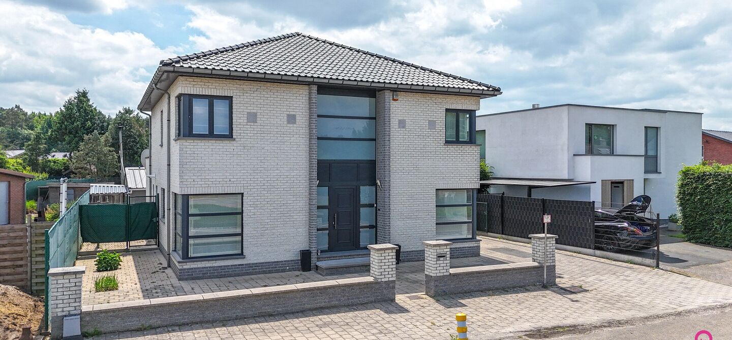 Bij ImmoFusion 7/7 “open huis” : klik op onze 3D-TOUR.
Ervaar vastgoed alsof je er zelf doorloopt!
Stap binnen in deze royale gezinswoning met maar liefst 285m² bewoonbare oppervlakte, ideaal gelegen in een rustige straat op slechts 3 km van de auto