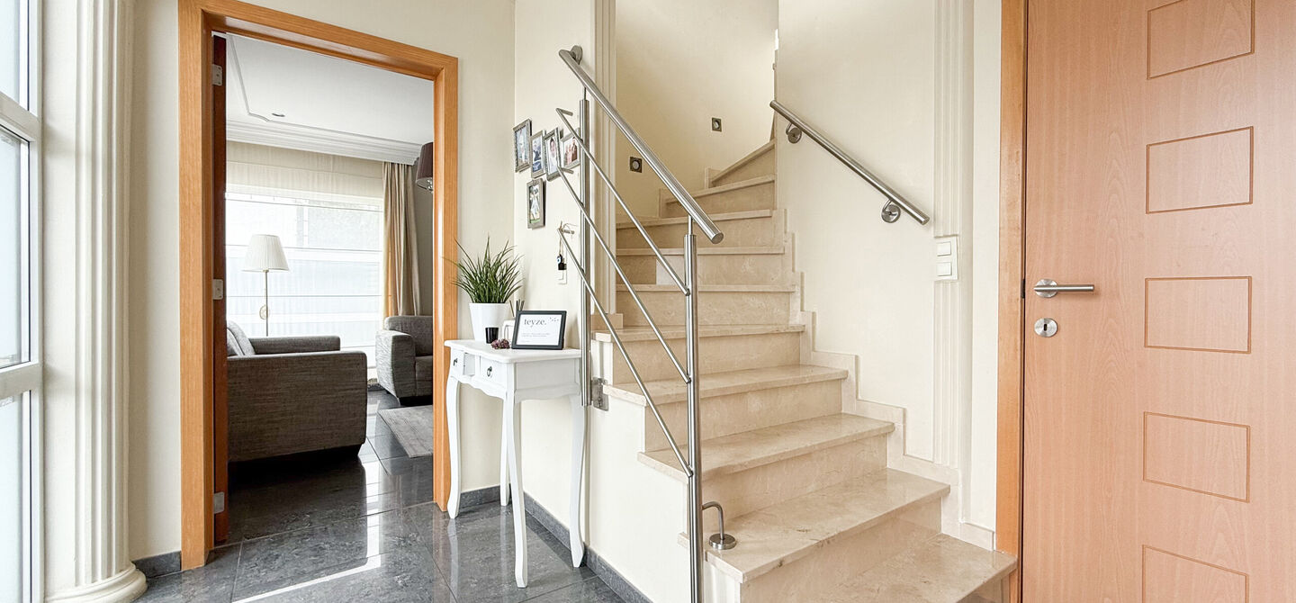 Bij ImmoFusion 7/7 “open huis” : klik op onze 3D-TOUR.
Ervaar vastgoed alsof je er zelf doorloopt!
Stap binnen in deze royale gezinswoning met maar liefst 285m² bewoonbare oppervlakte, ideaal gelegen in een rustige straat op slechts 3 km van de auto