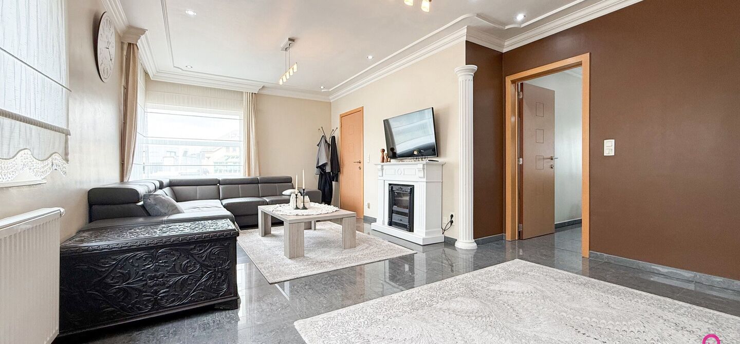 Bij ImmoFusion 7/7 “open huis” : klik op onze 3D-TOUR.
Ervaar vastgoed alsof je er zelf doorloopt!
Stap binnen in deze royale gezinswoning met maar liefst 285m² bewoonbare oppervlakte, ideaal gelegen in een rustige straat op slechts 3 km van de auto