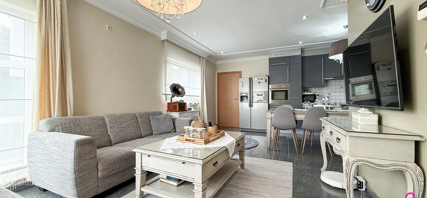 Bij ImmoFusion 7/7 “open huis” : klik op onze 3D-TOUR.
Ervaar vastgoed alsof je er zelf doorloopt!
Stap binnen in deze royale gezinswoning met maar liefst 285m² bewoonbare oppervlakte, ideaal gelegen in een rustige straat op slechts 3 km van de auto