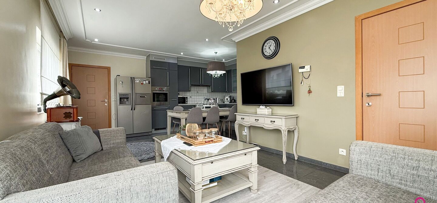 Bij ImmoFusion 7/7 “open huis” : klik op onze 3D-TOUR.
Ervaar vastgoed alsof je er zelf doorloopt!
Stap binnen in deze royale gezinswoning met maar liefst 285m² bewoonbare oppervlakte, ideaal gelegen in een rustige straat op slechts 3 km van de auto