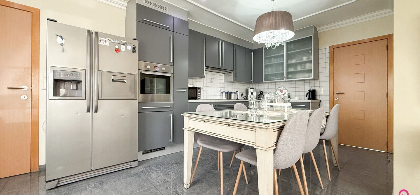 Bij ImmoFusion 7/7 “open huis” : klik op onze 3D-TOUR.
Ervaar vastgoed alsof je er zelf doorloopt!
Stap binnen in deze royale gezinswoning met maar liefst 285m² bewoonbare oppervlakte, ideaal gelegen in een rustige straat op slechts 3 km van de auto