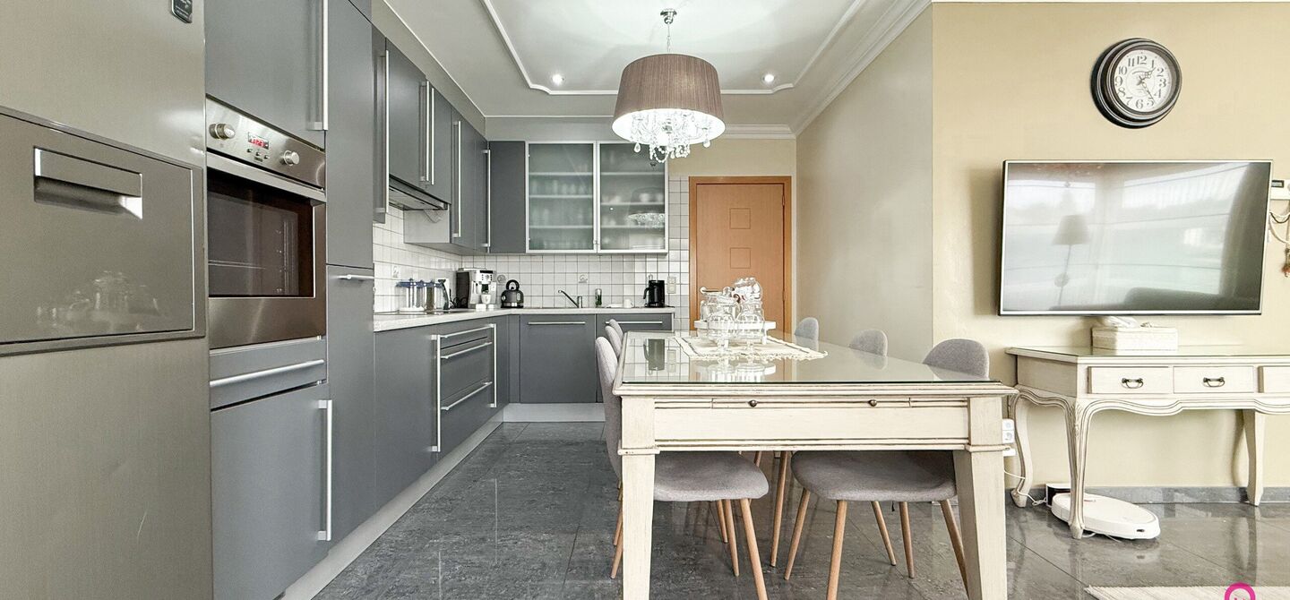 Bij ImmoFusion 7/7 “open huis” : klik op onze 3D-TOUR.
Ervaar vastgoed alsof je er zelf doorloopt!
Stap binnen in deze royale gezinswoning met maar liefst 285m² bewoonbare oppervlakte, ideaal gelegen in een rustige straat op slechts 3 km van de auto