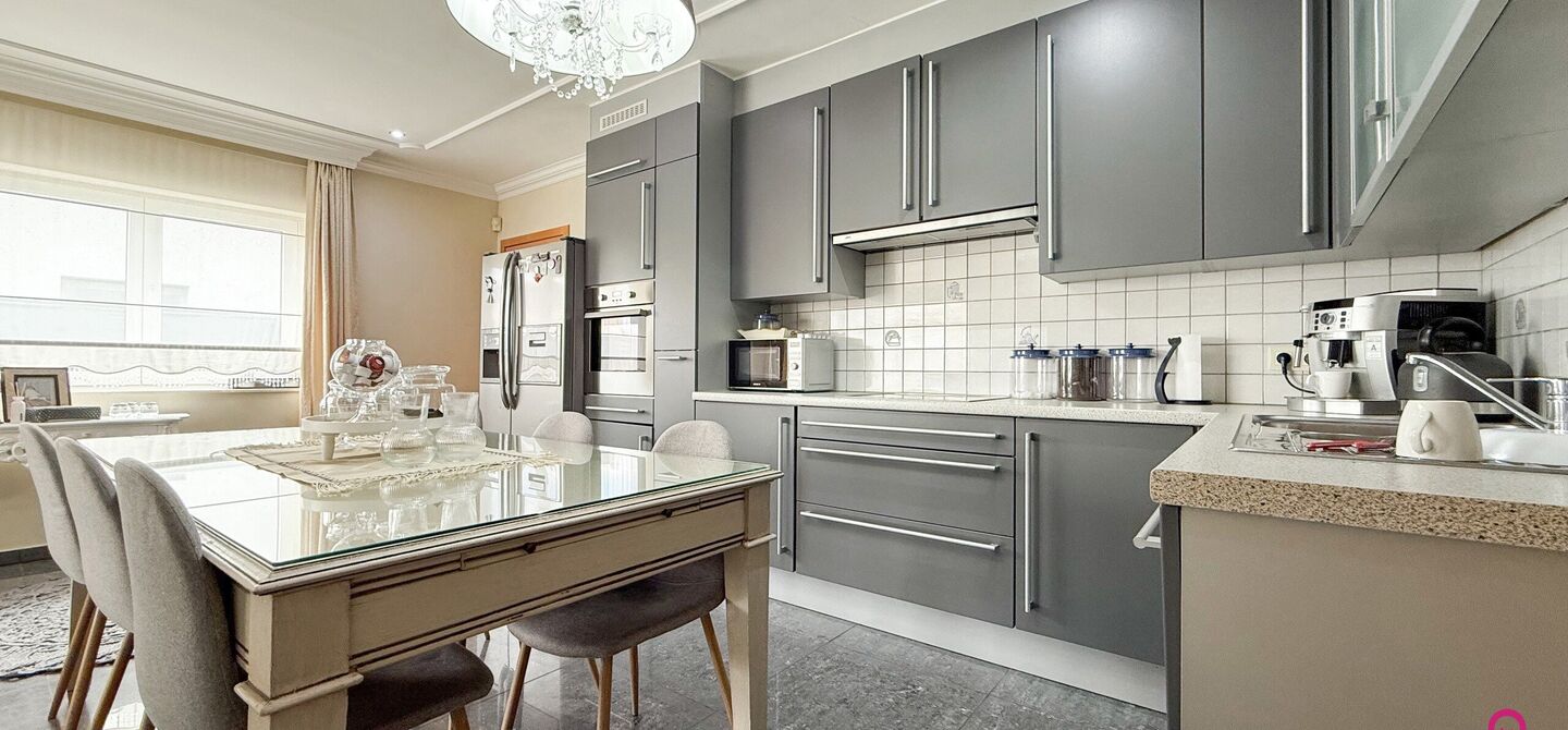 Bij ImmoFusion 7/7 “open huis” : klik op onze 3D-TOUR.
Ervaar vastgoed alsof je er zelf doorloopt!
Stap binnen in deze royale gezinswoning met maar liefst 285m² bewoonbare oppervlakte, ideaal gelegen in een rustige straat op slechts 3 km van de auto