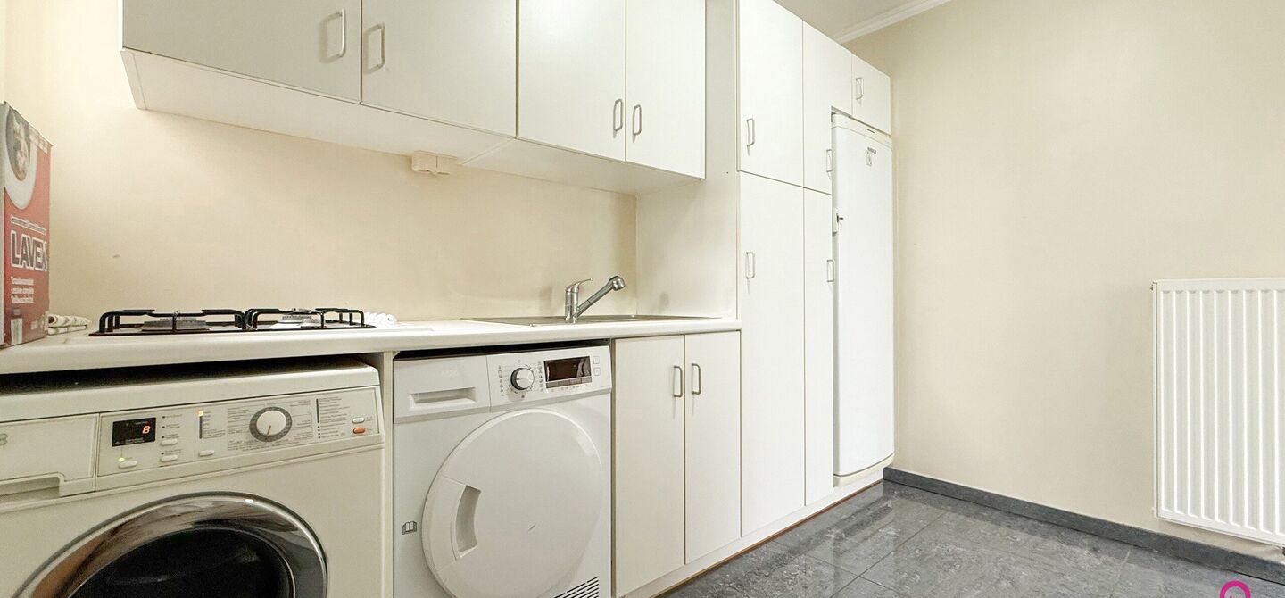 Bij ImmoFusion 7/7 “open huis” : klik op onze 3D-TOUR.
Ervaar vastgoed alsof je er zelf doorloopt!
Stap binnen in deze royale gezinswoning met maar liefst 285m² bewoonbare oppervlakte, ideaal gelegen in een rustige straat op slechts 3 km van de auto