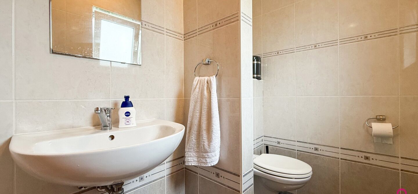 Bij ImmoFusion 7/7 “open huis” : klik op onze 3D-TOUR.
Ervaar vastgoed alsof je er zelf doorloopt!
Stap binnen in deze royale gezinswoning met maar liefst 285m² bewoonbare oppervlakte, ideaal gelegen in een rustige straat op slechts 3 km van de auto