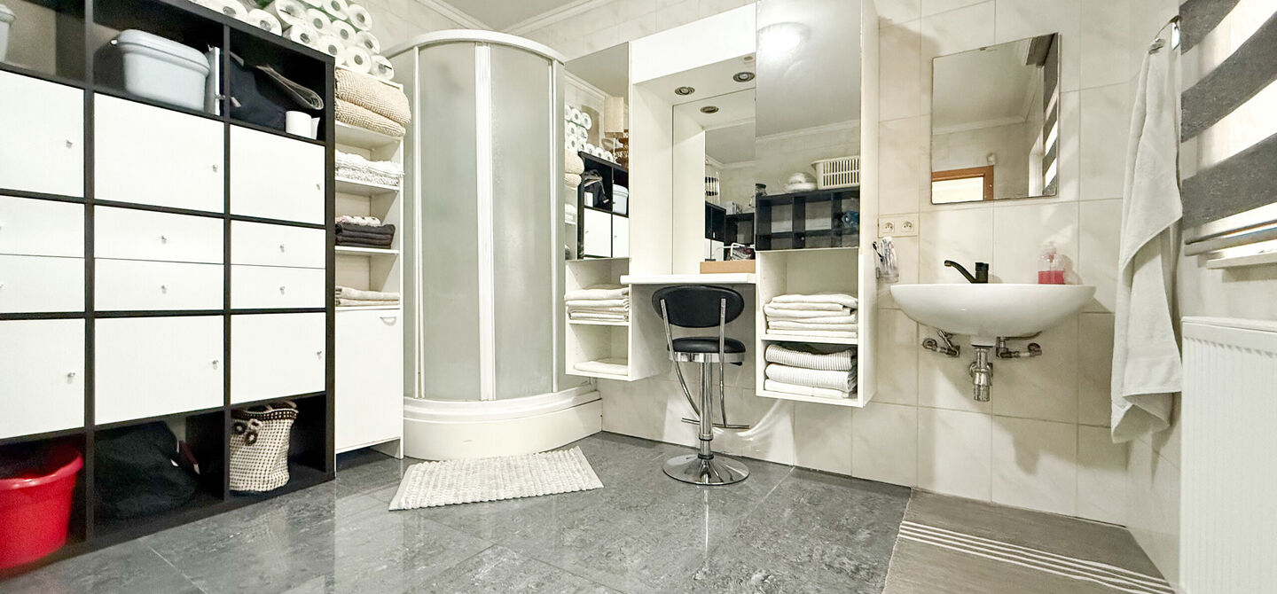 Bij ImmoFusion 7/7 “open huis” : klik op onze 3D-TOUR.
Ervaar vastgoed alsof je er zelf doorloopt!
Stap binnen in deze royale gezinswoning met maar liefst 285m² bewoonbare oppervlakte, ideaal gelegen in een rustige straat op slechts 3 km van de auto