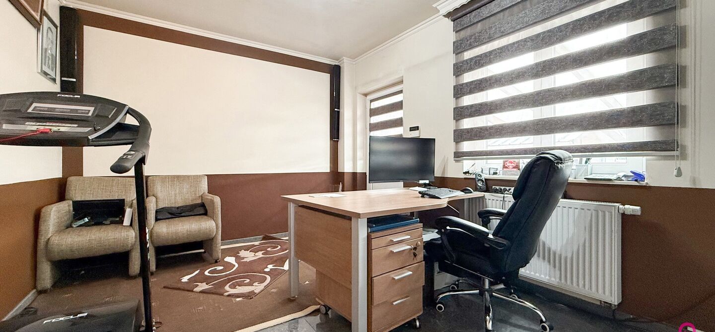 Bij ImmoFusion 7/7 “open huis” : klik op onze 3D-TOUR.
Ervaar vastgoed alsof je er zelf doorloopt!
Stap binnen in deze royale gezinswoning met maar liefst 285m² bewoonbare oppervlakte, ideaal gelegen in een rustige straat op slechts 3 km van de auto