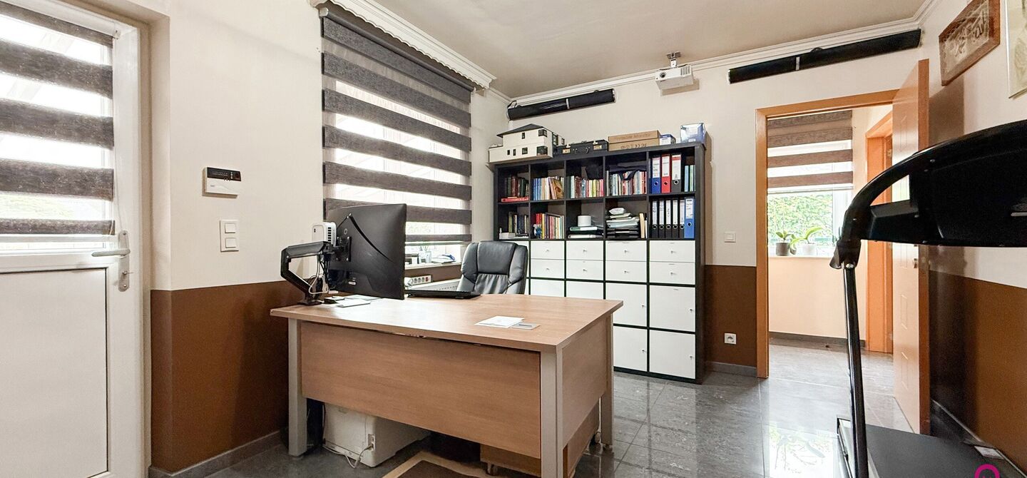 Bij ImmoFusion 7/7 “open huis” : klik op onze 3D-TOUR.
Ervaar vastgoed alsof je er zelf doorloopt!
Stap binnen in deze royale gezinswoning met maar liefst 285m² bewoonbare oppervlakte, ideaal gelegen in een rustige straat op slechts 3 km van de auto