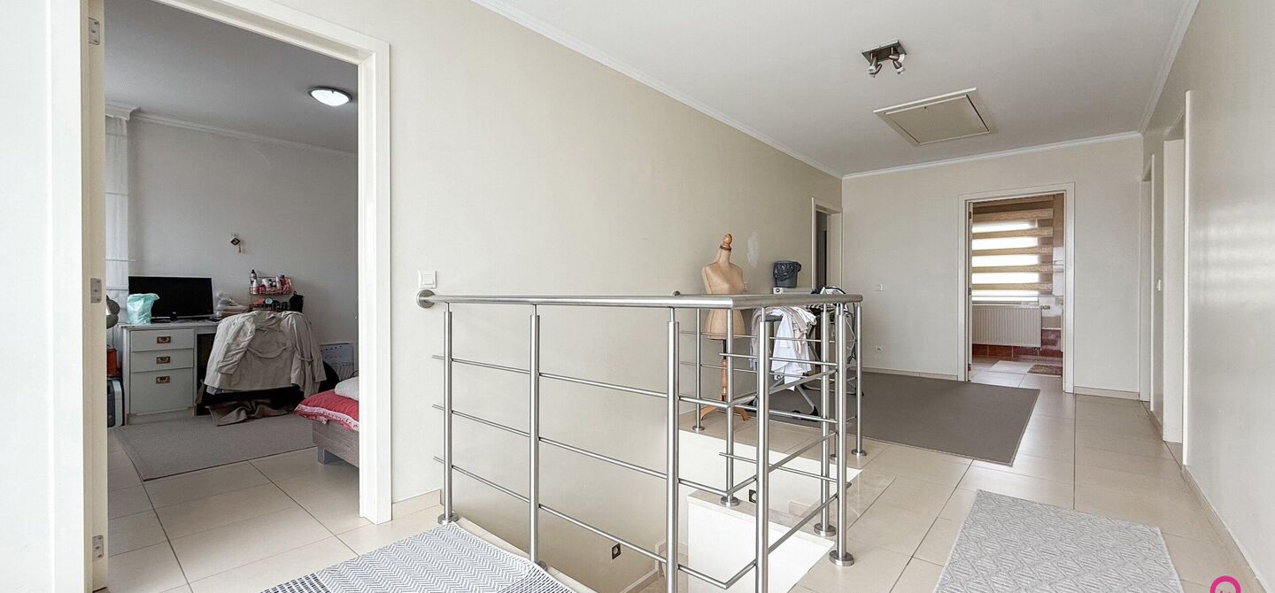Bij ImmoFusion 7/7 “open huis” : klik op onze 3D-TOUR.
Ervaar vastgoed alsof je er zelf doorloopt!
Stap binnen in deze royale gezinswoning met maar liefst 285m² bewoonbare oppervlakte, ideaal gelegen in een rustige straat op slechts 3 km van de auto